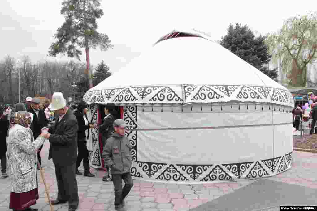 Бишкектин көчөлөрүнүн бириндеги боз үй.