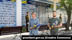 Volodimir Zelenski și soția sa, Olena Zelenska, la memorialul dedicat militarilor ucraineni uciși de forțele ruse care au invadat Ucraina în 24 februarie.