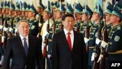 Қазақстан президенті Нұрсұлтан Назарбаев (сол жақта) пен Қытай президенті Си Цзиньпин сап түзеп тұрған құрметті қарауыл алдынан өтіп барады. Астана, 7 мамыр 2015 жыл.