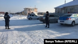 Көп балалы ана Күнсұлу Ысқақованың үйінің маңында тұрған полиция. Астана, 12 ақпан 2019 жыл. 