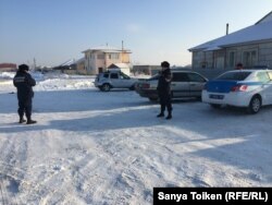 Полицейские у дома многодетной матери Кунсулу Искаковой, выступавшей на собрании матерей 6 февраля. Астана, 12 февраля 2019 года.