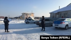Полицейские у дома многодетной матери Кунсулу Искаковой, выступавшей на собрании матерей 6 февраля. Астана, 12 февраля 2019 года. 