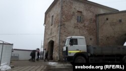 Арачны мост ХVІІ стагодзьдзя ўмацавалі зьверху бэтоннымі плітамі, па якіх на дзядзінец заяжджаюць самазвалы