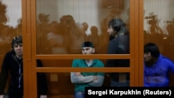 Тамерлан Эскерханов, Шадид Губашев, Заур Дадаев, Анзор Губашев (слева направо) в зале суда 