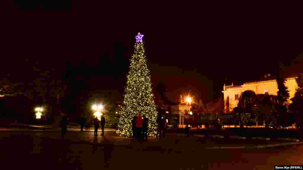 Праздничная елка возле Дворца детства и юности в Севастополе