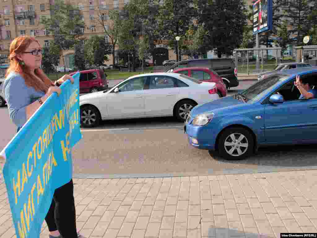 Пикет Федерации автовладельцев России (ФАР) на Кутузовском проспектк в Москве, 21 июля 2011