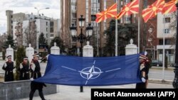 Ushtarët e Maqedonisë së Veriut gjatë vendosjes së flamurit të NATO-s pranë ndërtesës së Qeverisë. 12 shkurt, 2019