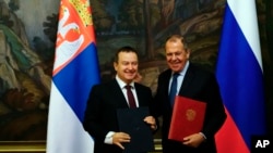 Ministri i Jashtëm serb, Ivica Daçiq (majtas) dhe ministri i jashtëm rus, Sergei Lavrov, gjatë një takimi në Moskë më 17 prill 2019.
