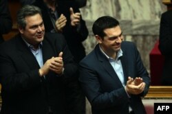 Министр обороны Греции Панос Камменос (слева) и греческий премьер Алексис Ципрас