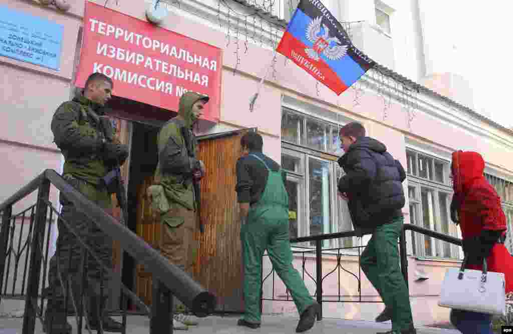 Узброеная ахова на выбарчым участку ў Данецку
