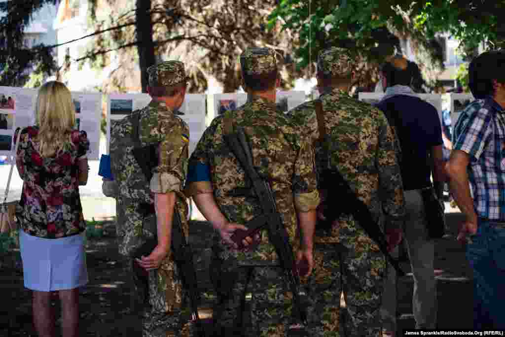 Українські військові роздивляються фотографії річної давнини, згадують ті події...