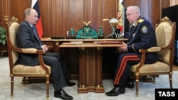 Президент России Владимир Путин беседует с председателем Следственного комитета Александром Бастрыкиным. Москва, 21 февраля 2013 года.