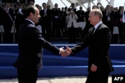 Президенты Франции и России Франсуа Олланд и Владимир Путин. Июнь 2014 года