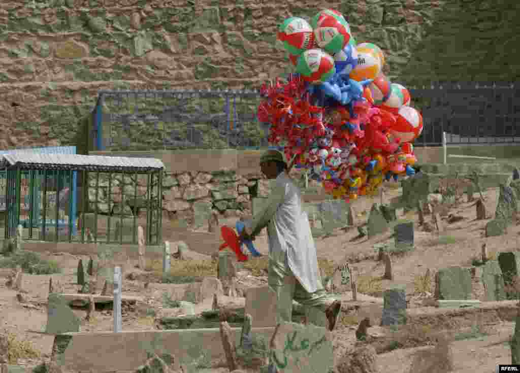 Afganistan - Želite balon? - Prodavač balona u Kabulu. 
