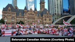 Un protest de solidaritate pentru Belarus în Toronto anul trecut.