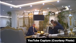 Captură de ecran din înregistrarea scursă în presă în iunie 2019, în care fostul președinte Igor Dodon (dreapta) pare să primească o pungă cu bani din partea fostului lider al PD, Vladimir Plahotniuc (al doilea din stânga), și asociatului acestuia, Serghei Iaralov.