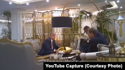 Captură de ecran dintr-o înregistrare scursă în presă în iunie 2019, în care fostul președinte Igor Dodon (dreapta) pare să primească o pungă cu bani din partea fostului lider al PD, Vladimir Plahotniuc (al doilea din stânga), și asociatului acestuia, Serghei Iaralov.