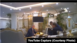 Imagini cu camera ascunsă scurse în presă în iunie 2019 îl înfățișează pe fostul președinte Igor Dodon la discuții cu fostul lider PD, Vlad Plahotniuc, în timpul cărora ar fi primit o pungă cu bani.