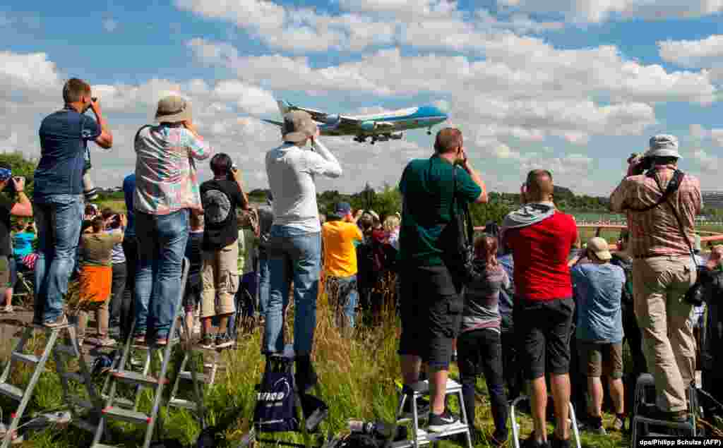 Aircraft enthusiasts photograph the landing of U.S. President Donald Trump and U.S. first lady Melania Trump in Air Force One at an airport in Hamburg, northern Germany, on July 6. (AFP/dpa -- Philipp Schulze)