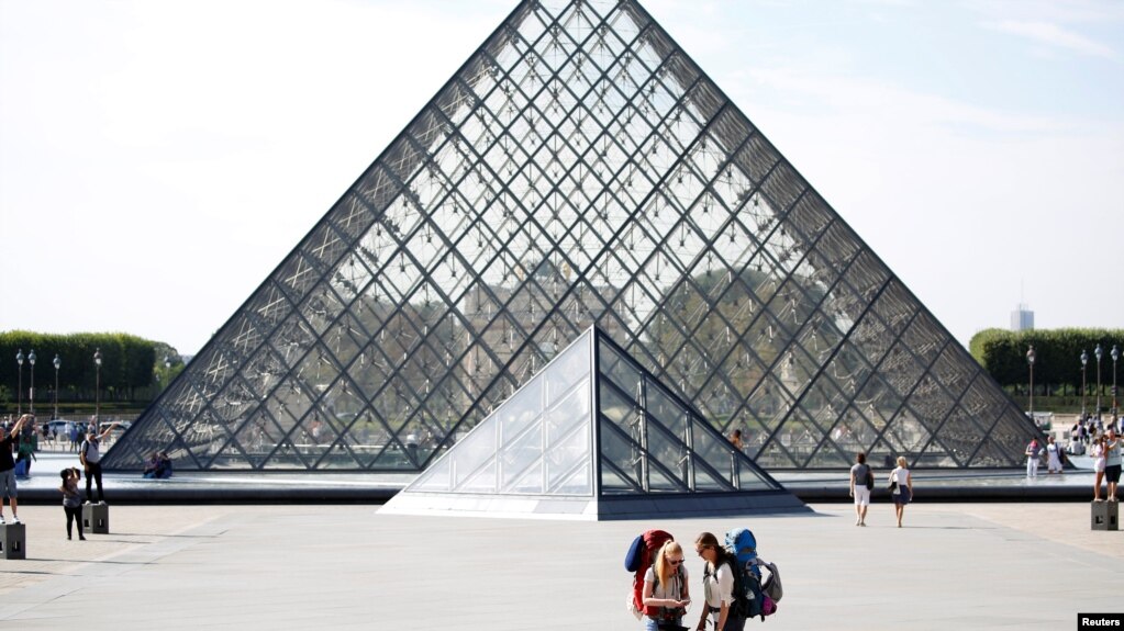 Piramida e krijuar nga xhami jashtÃ« Muzeut tÃ« Louvre-it nÃ« Paris.