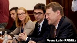 Džejms Ruf (prvi desno) na sastanku sa zvaničnicima Srbije 4. jula 2017