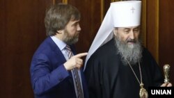 Народний депутат від «Опоблоку» Вадим Новинський (ліворуч) і глава Української православної церкви (Московського патріархату) Онуфрій у парламенті України. Київ, 27 листопада 2014 року