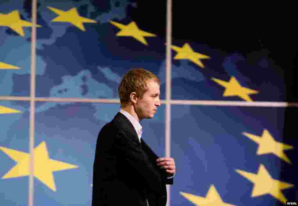 Зьміцер Дашкевіч рыхтуецца да выступу на Эўрапейскім форуме, 2008