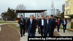 Almazbek Atambaev (öndə, solda) və Albek Ibraimov, 2017-ci il