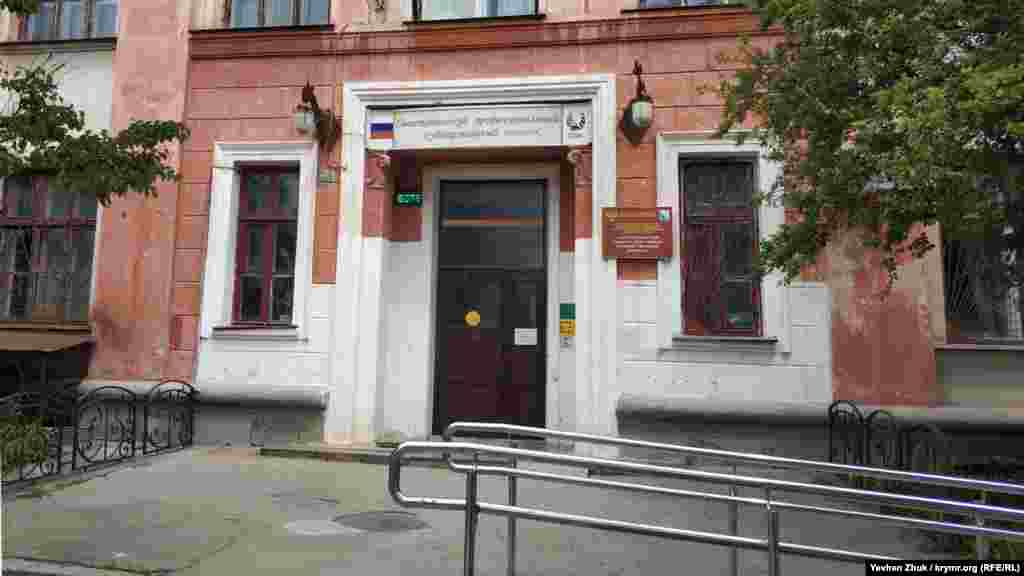 На противоположной стороне &ndash; здание Севастопольского художественного колледжа, построенное в стиле советского официоза. На главном и боковых фасадах &ndash; барельефы из звезд и другая символика. Колледж сейчас не работает из-за карантина