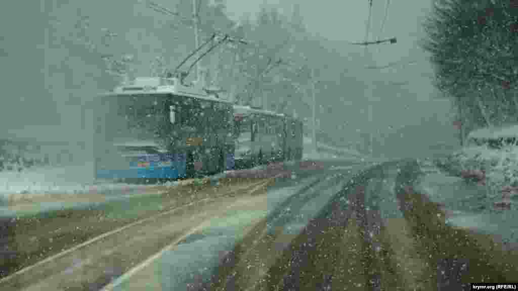 Тролейбуси з Алушти і Ялти перечікують негоду біля поста ДАІ.
