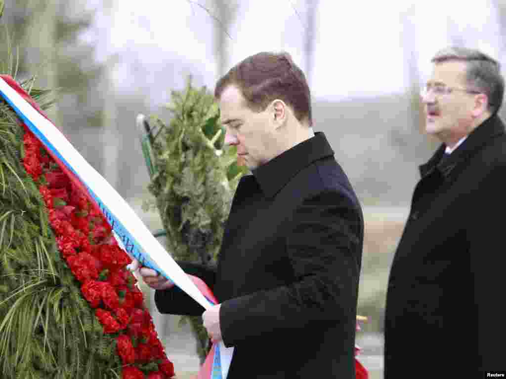 Смоленск: Президенты России и Польши - Д.Медведев и Б.Коморовский на церемонии в память погибшего руководства Польши 