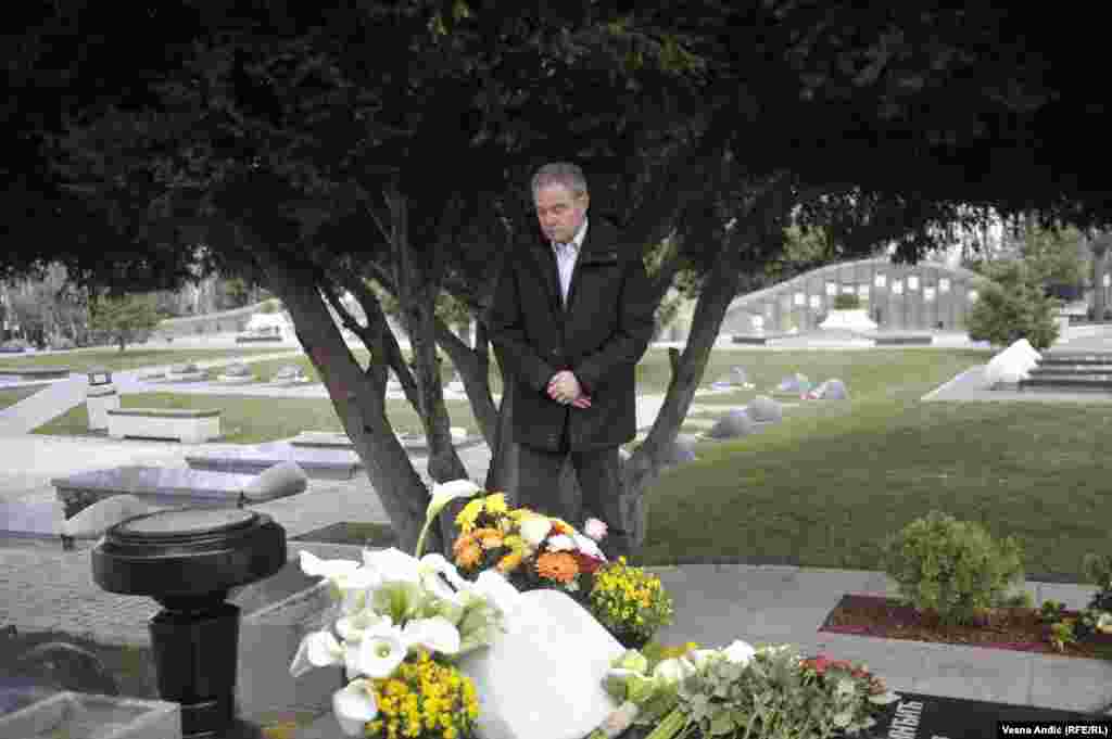 Predstavnici Demokratske stranke, u kojoj je Đinđić bio jedan od osnivača i predsednik od januara 1994. do ubistva, položili su vence na grob u Aleji zaslužnih građana na Novom groblju.