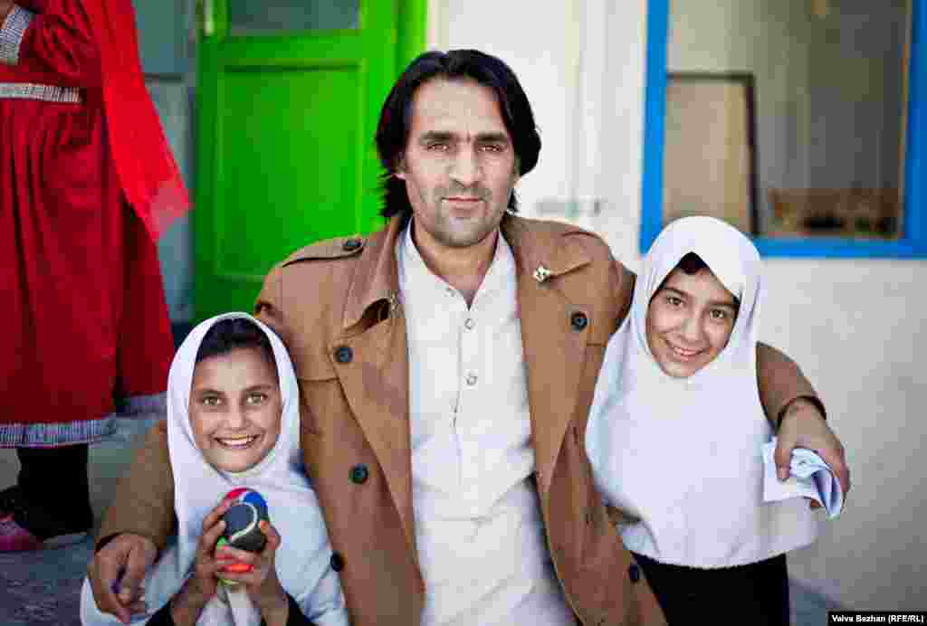 Халилулла Хамид - менеджер. На этом фото он позирует с двумя воспитанницами школы, Рубиной и Саминой. Хамид стал одним из первых директоров цирка в истории Афганистана.
