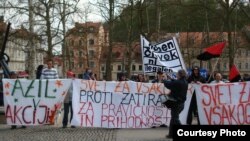 Акция протеста активистов словенского движения "Мир для каждого" и социального центра "Рог". Автор фото - Барбара Безнес.