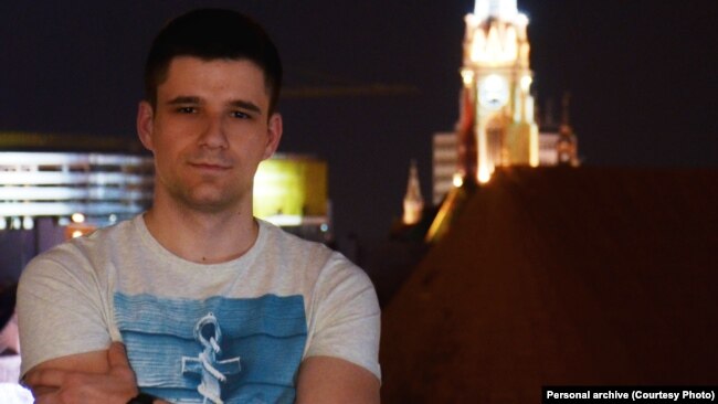 "Političari i javne ličnosti se služe različitim trikovima - kako da svoju izjavu uklope tako da bude teško proveriva, a da opet zvuči 'impresivno' u retoričkom smislu": Stefan Janjić, urednik portala FakeNews Tragač.