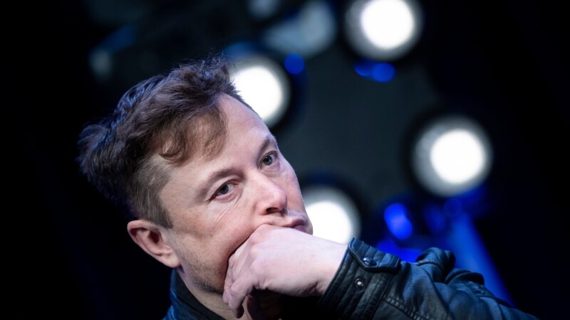 Elon Musk zotohet për bartje të selisë së kompanisë Tesla