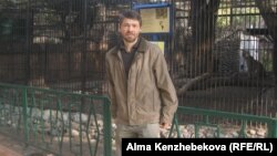 Руслан Яковенко, сотрудник зоологического парка города Алматы. 5 ноября, 2013 года.