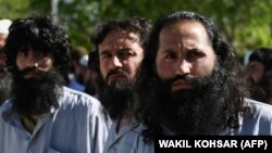 Disa talibanë të burgosur shihen duke u liruar nga një burg në Bagram, Afganistan.
