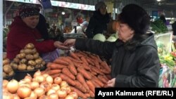 Пенсионерка на одном из рынков Алматы. 11 декабря 2018 года.