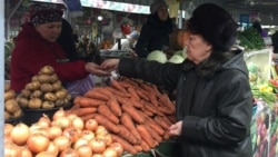 Алматылық зейнеткер базарлап жүр. 11 желтоқсан 2018 жыл, Алматы.