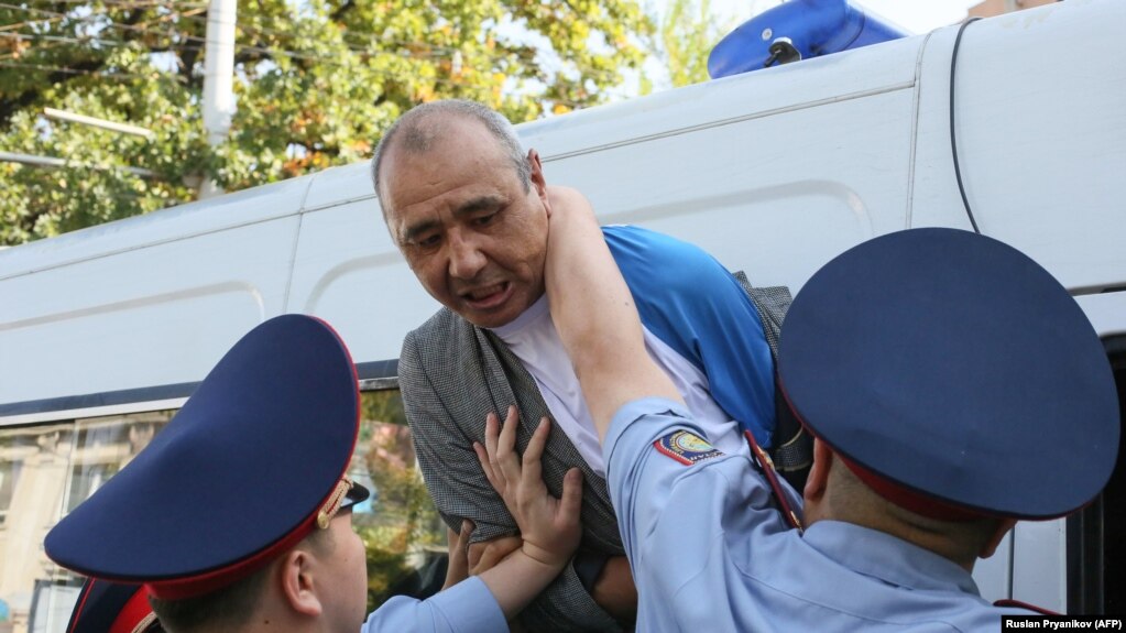 Полиция заталкивает в автозак задержанного на месте митинга, анонсированного Мухтаром Аблязовым и его движением «Демократический выбор Казахстана» (ДВК), деятельность которого запрещена в стране. Алматы, 21 сентября 2019 года.