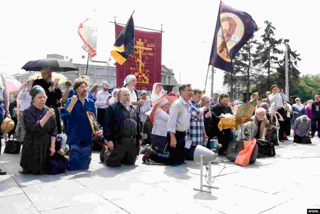 17 июля 2008 года на Славянской площади в Москве прошел митинг, посвященный 90-й годовщине убийства царской семьи, организованный Союзом «Христианское возрождение». Митинг начался с молебна.