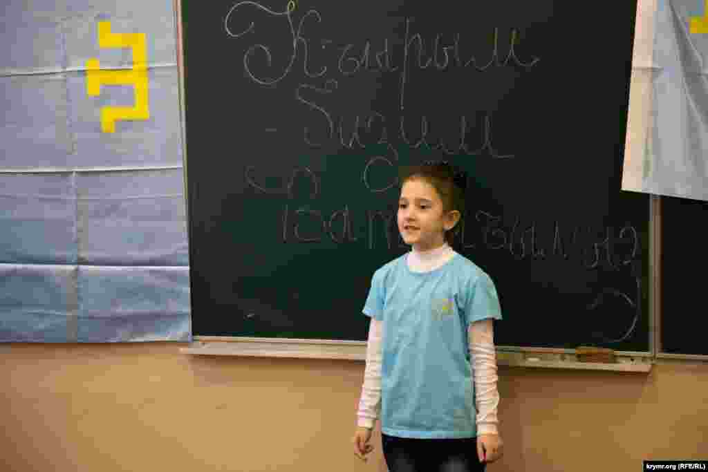 Девочка стоит у школьной доски во время открытого урока в крымско-татарском культурно-образовательном центре &quot;Кримська родина&quot;.