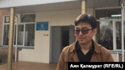 Фотограф Сарсенбек Кызайбекулы у здания Бостандыкского районного суда после оглашения решения. Алматы, 19 марта 2018 года.
