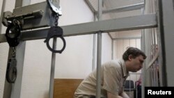 Mihail Koszenko a vádlottak ketrecében, egy moszkvai bírósági tárgyaláson 2013. május 29-én