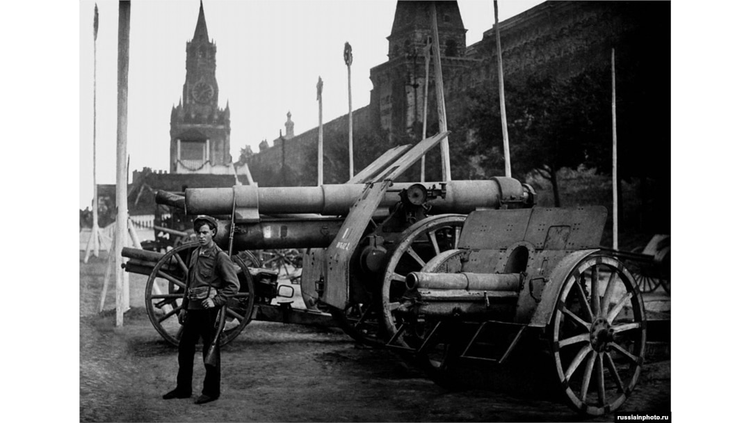 Artileria capturată în timpul războiului civil al Rusiei este expusă lângă Kremlin, în 1920.