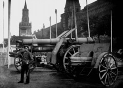 Artillery captured during Russia's civil war is displayed next to Moscow's Kremlin in 1920.