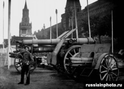 Artileria capturată în timpul războiului civil al Rusiei este expusă lângă Kremlin, în 1920.