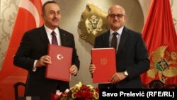 Turkish Foreign Minister Melvut Cavusoglu (left) and his Montenegrin countrpart Srdjan Darmanovic in Podgorica on February 11.