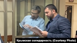 Нариман Мемедеминов (слева) и Эдем Семедляев в суде, архивное фото